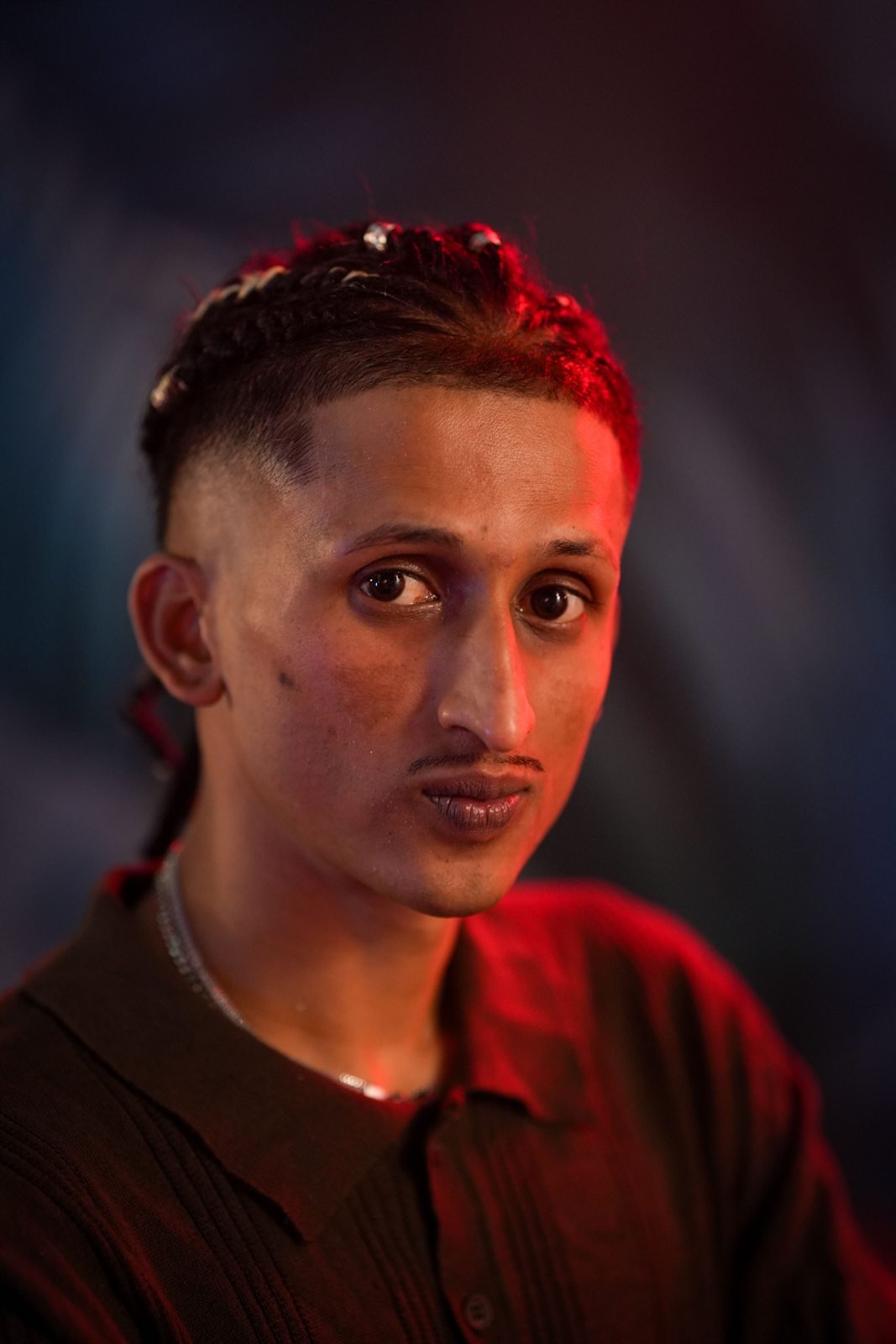 Ritratto editoriale di Fida Nadeem con luce rossa e sguardo in camera